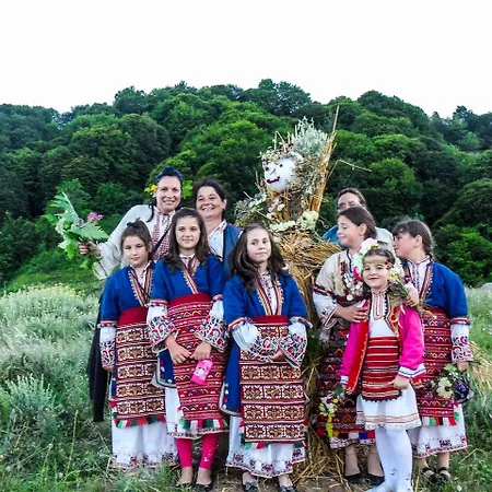Traditional Style Amidst Nature And Wildlife 펜션
